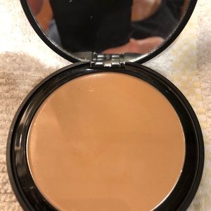 Studio gear wet dry powder in praline color
